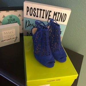 Gianni Bini - Silvie Rolling blue Preloved but excellent condition heels